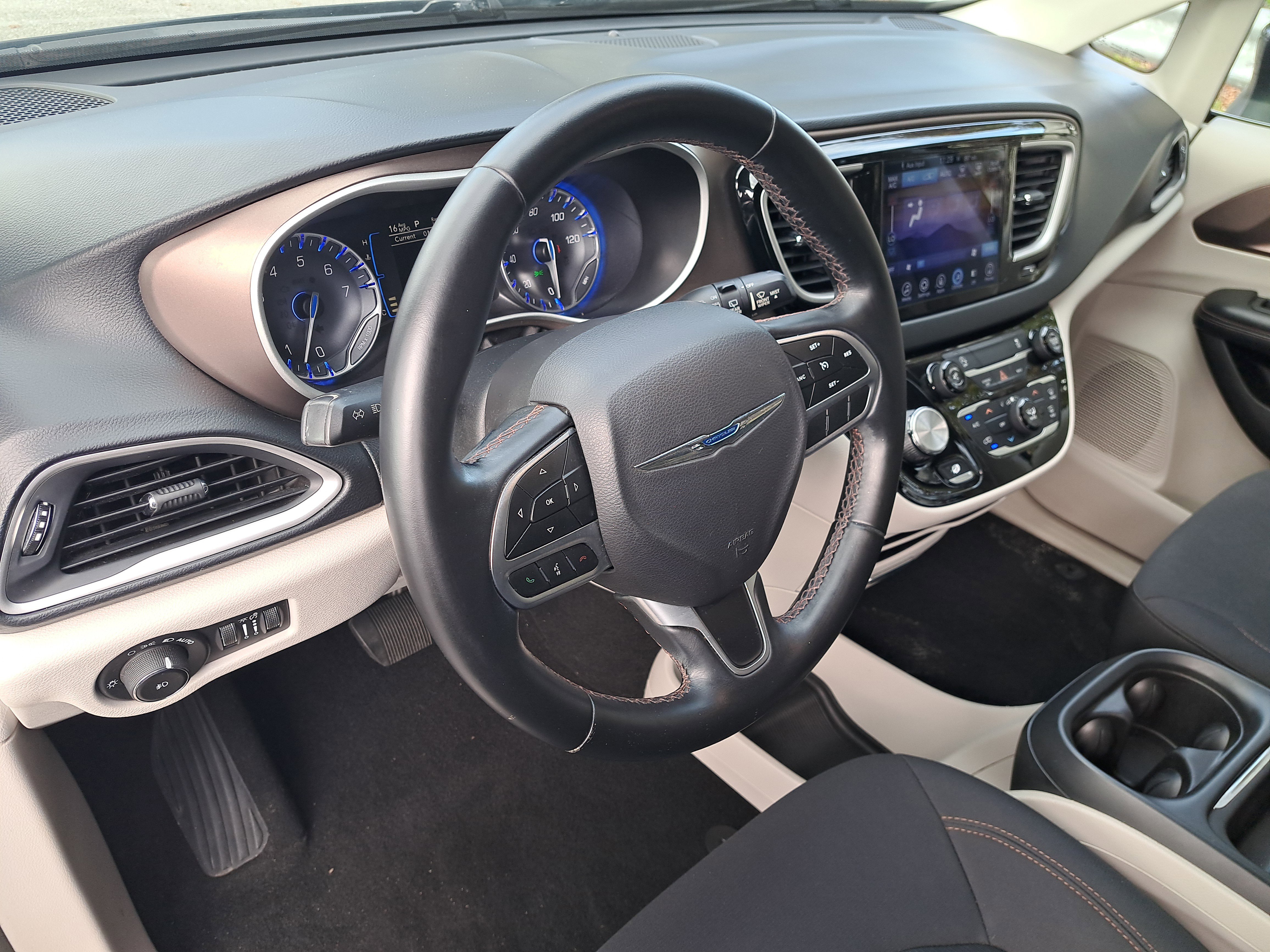 Used 2017 Chrysler Pacifica Touring Plus w/ Tire & Wheel Group image 15