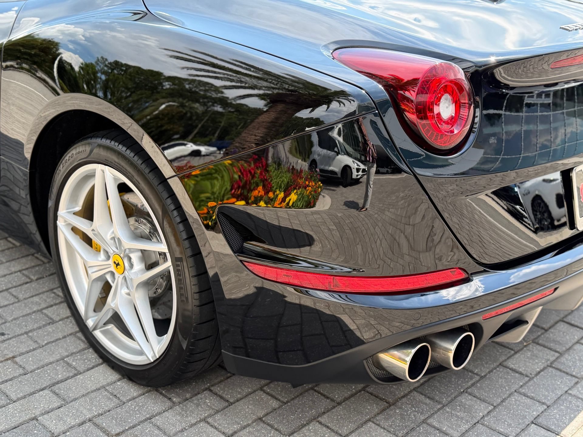 Used 2016 Ferrari California T RWD image 23