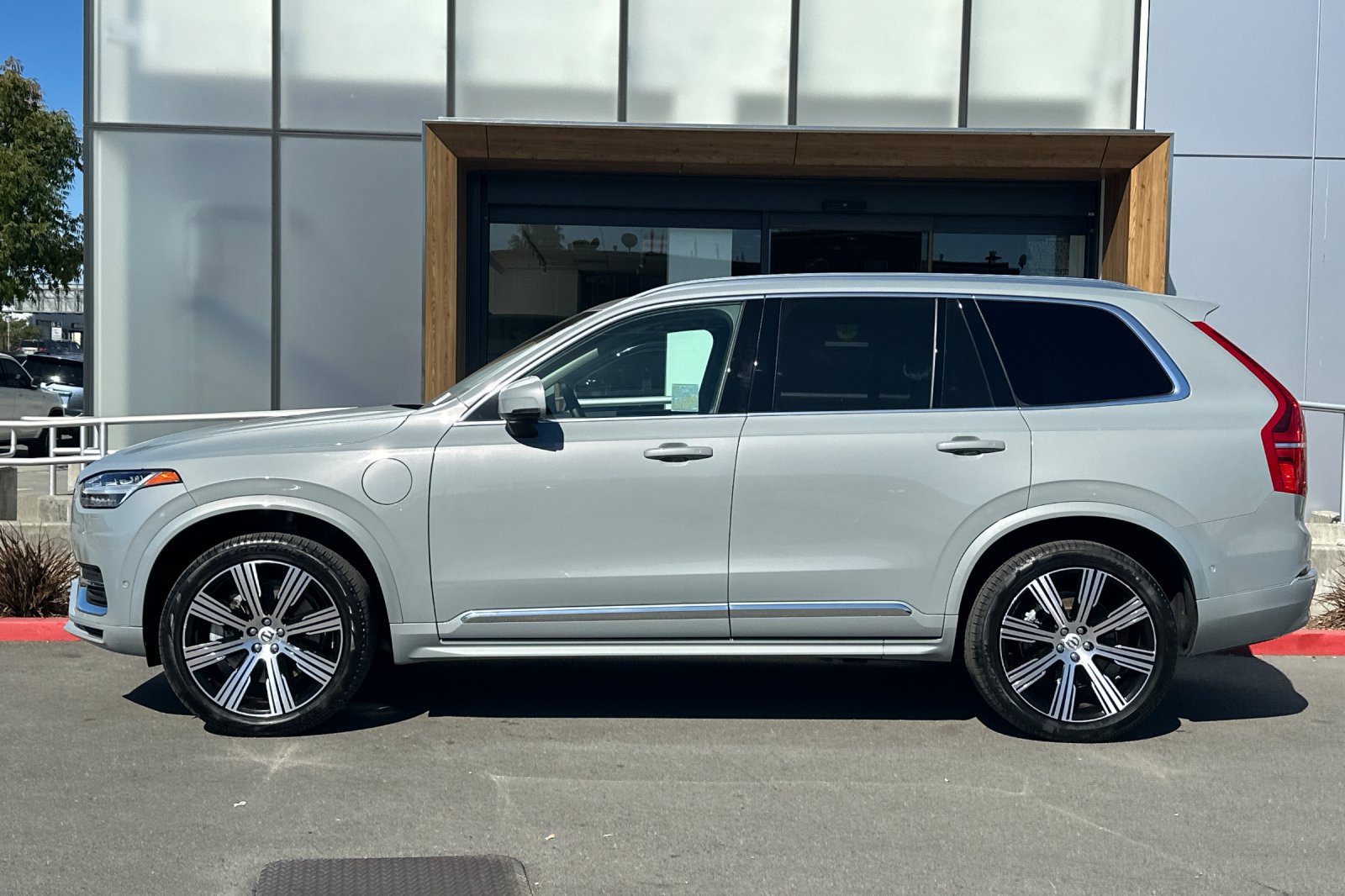 Certified 2025 Volvo XC90 T8 Ultra w/ Protection Package AWD/4WD image 6