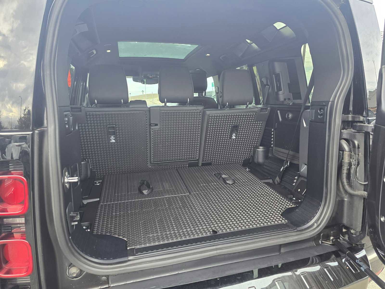 Used 2022 Land Rover Defender 110 X-Dynamic HSE image 17