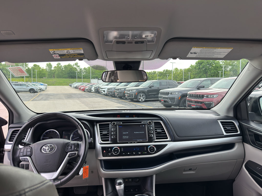 Used 2019 Toyota Highlander Plus AWD/4WD image 28