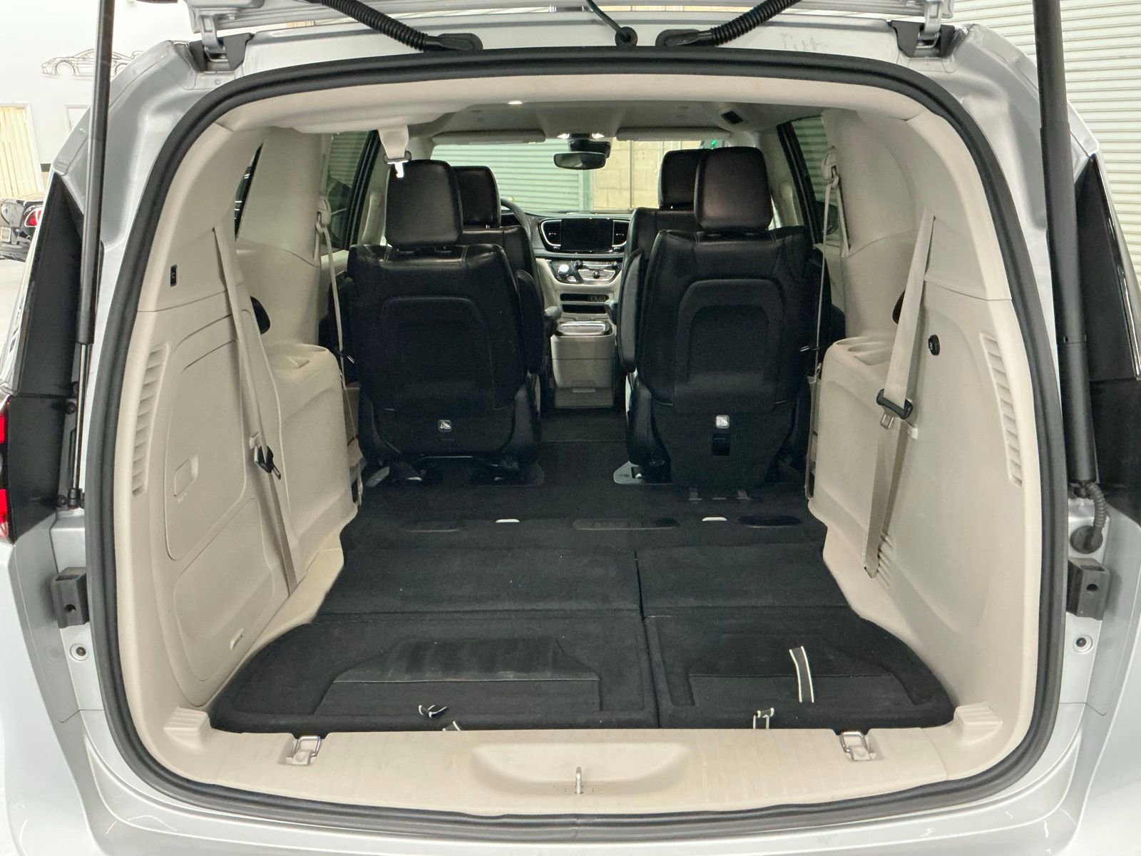 Used 2023 Chrysler Pacifica Touring-L image 20