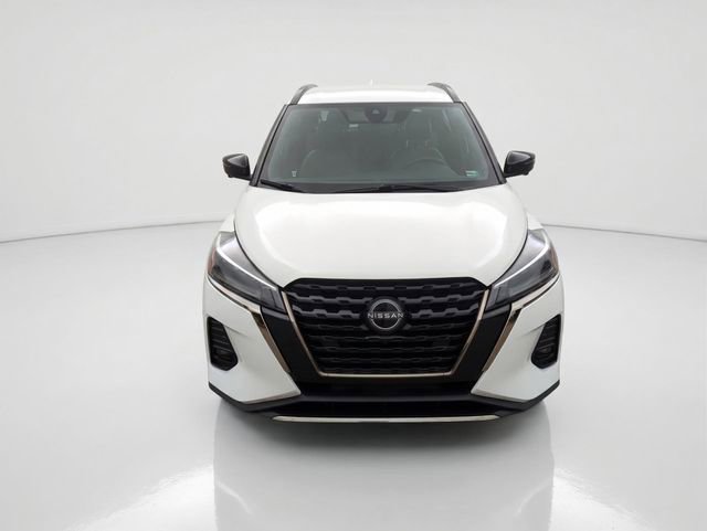 Used 2024 Nissan Kicks SR w/ SR Premium Package FWD image 3