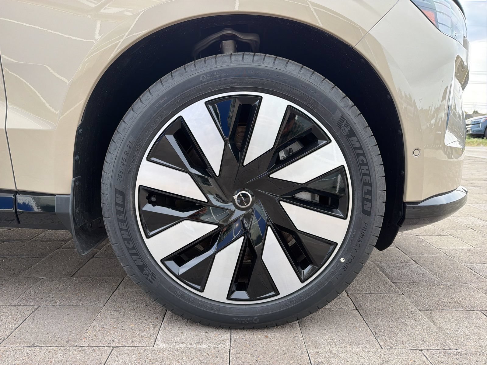 New 2025 Volvo EX90 Plus w/ Protection Package Premier AWD/4WD image 8