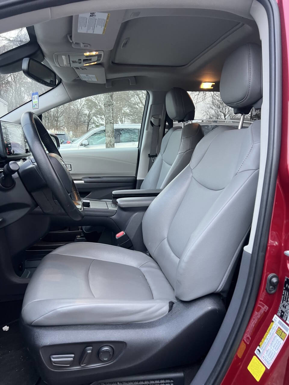 Used 2022 Toyota Sienna XLE image 18