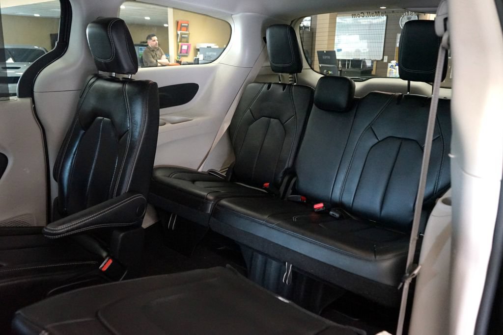 Used 2023 Chrysler Pacifica Touring-L AWD/4WD image 13