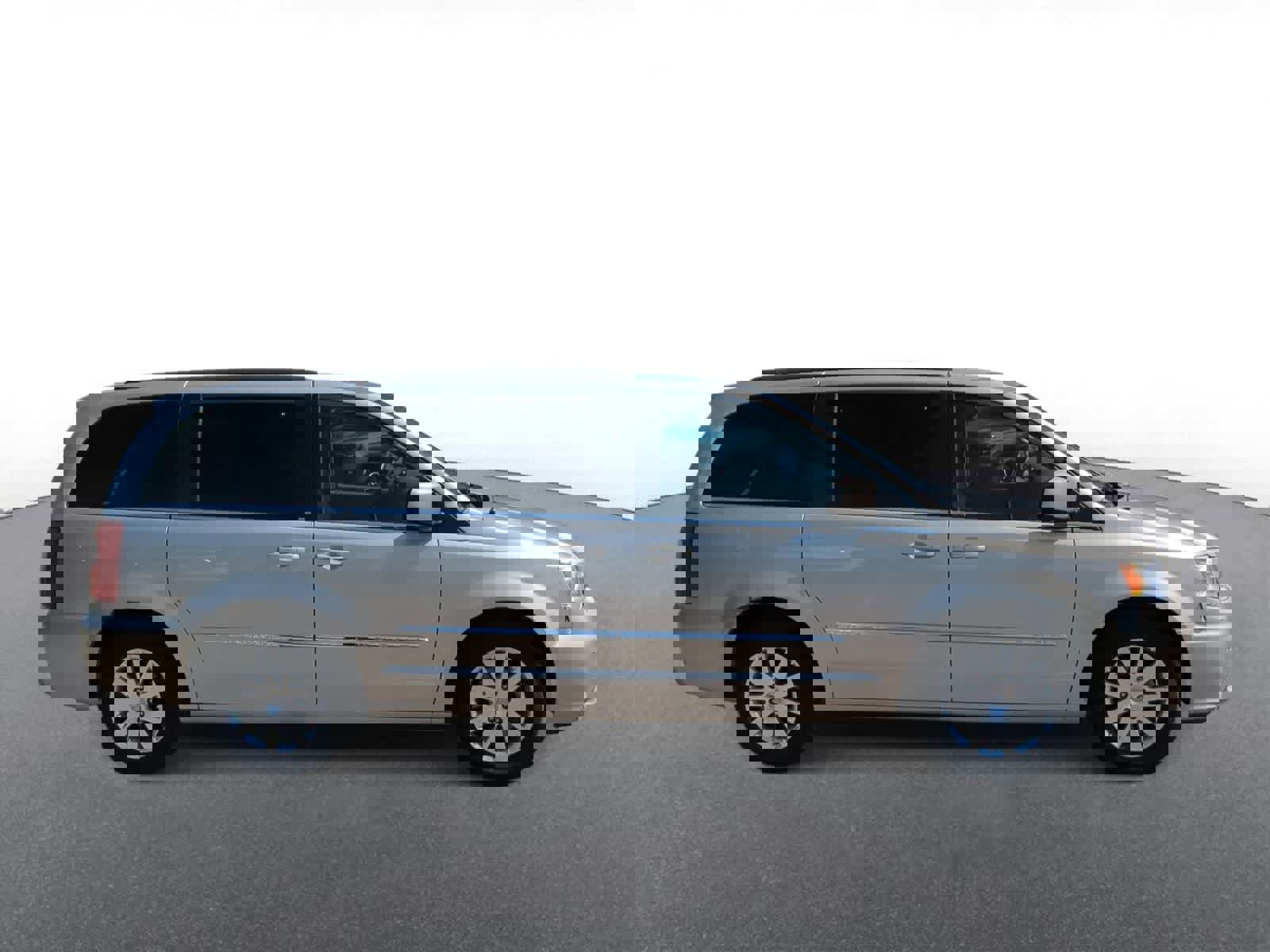 Used 2013 Chrysler Town & Country Touring image 9