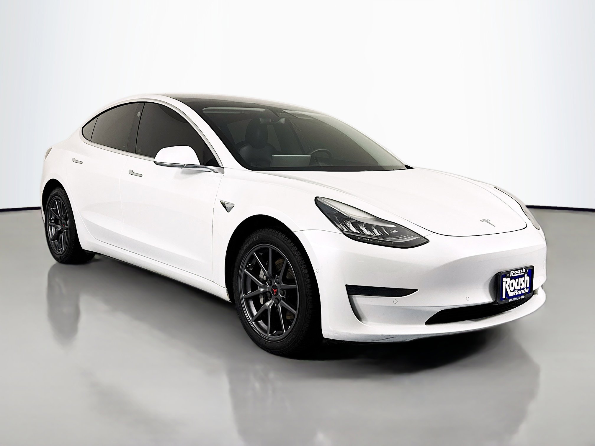 Used 2019 Tesla Model 3 Standard Range image 3