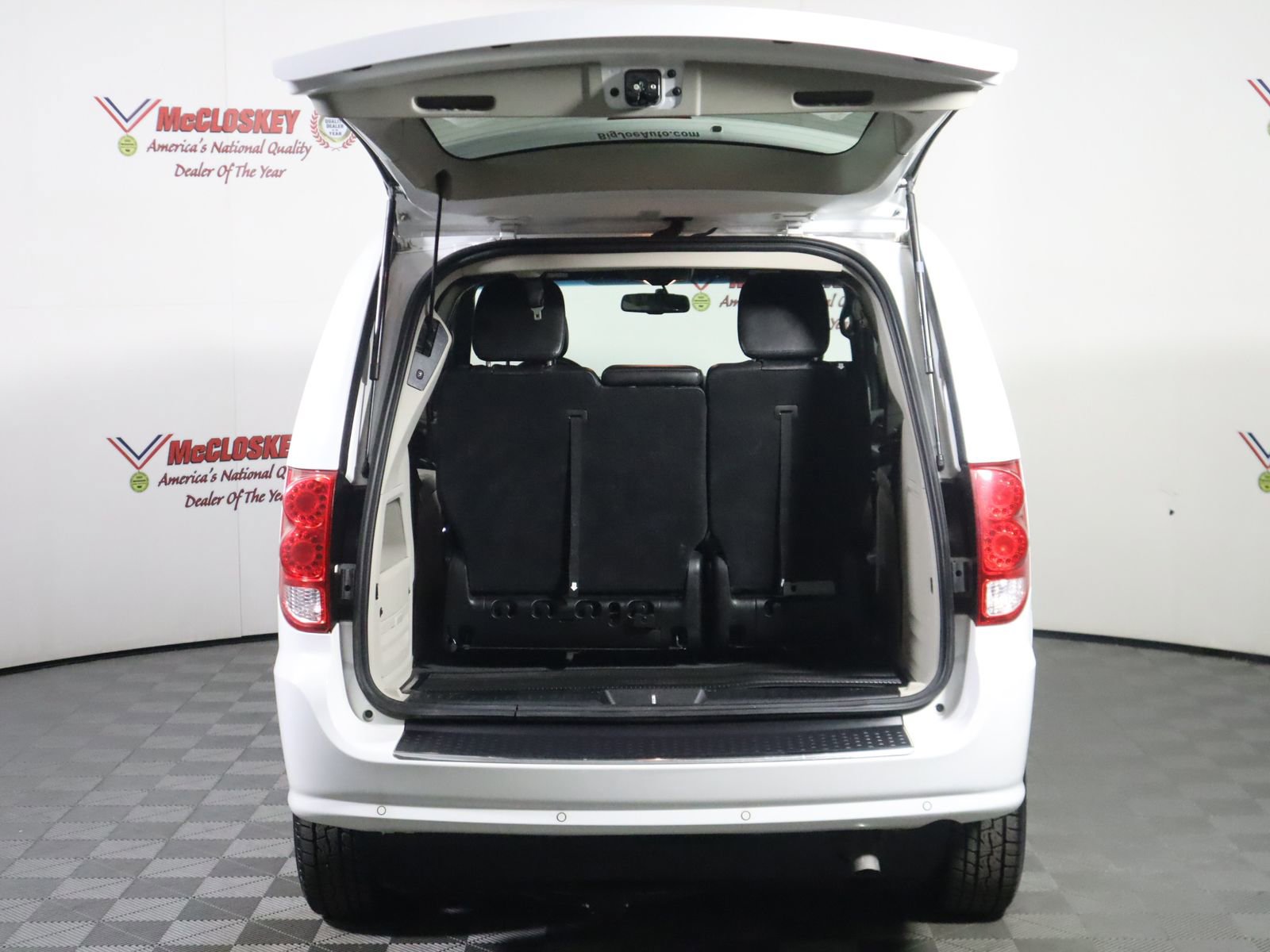 Used 2017 Dodge Grand Caravan SXT w/ Rear Park Assist Package image 23