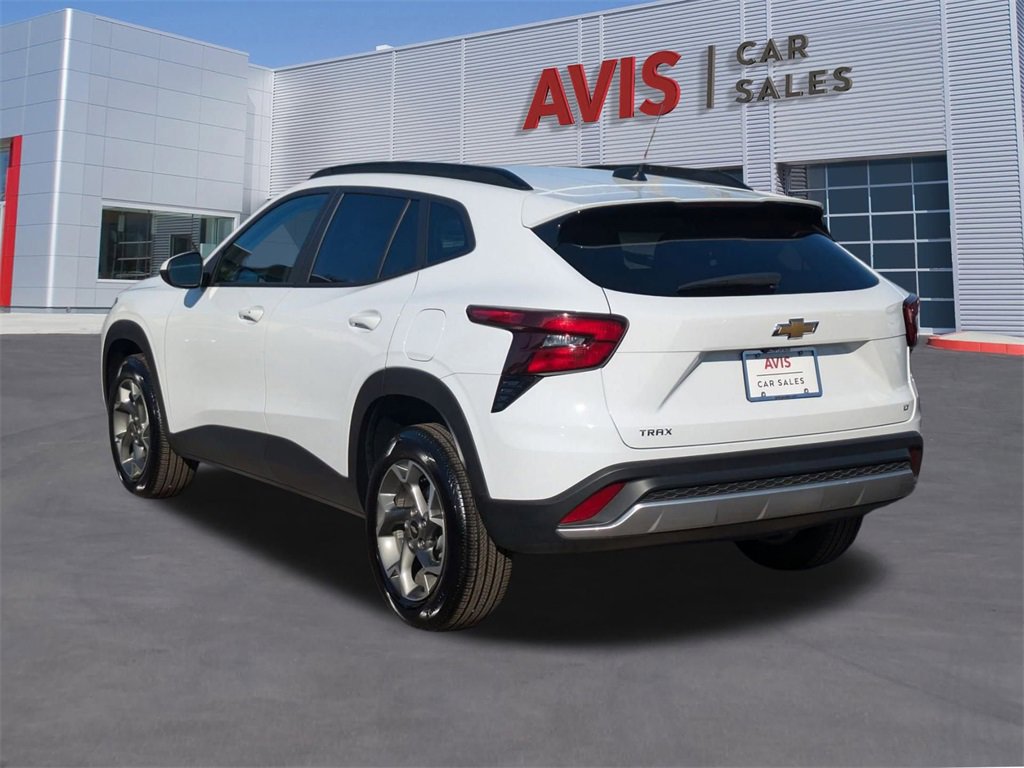 Used 2025 Chevrolet Trax LT w/ LT Convenience Package image 9
