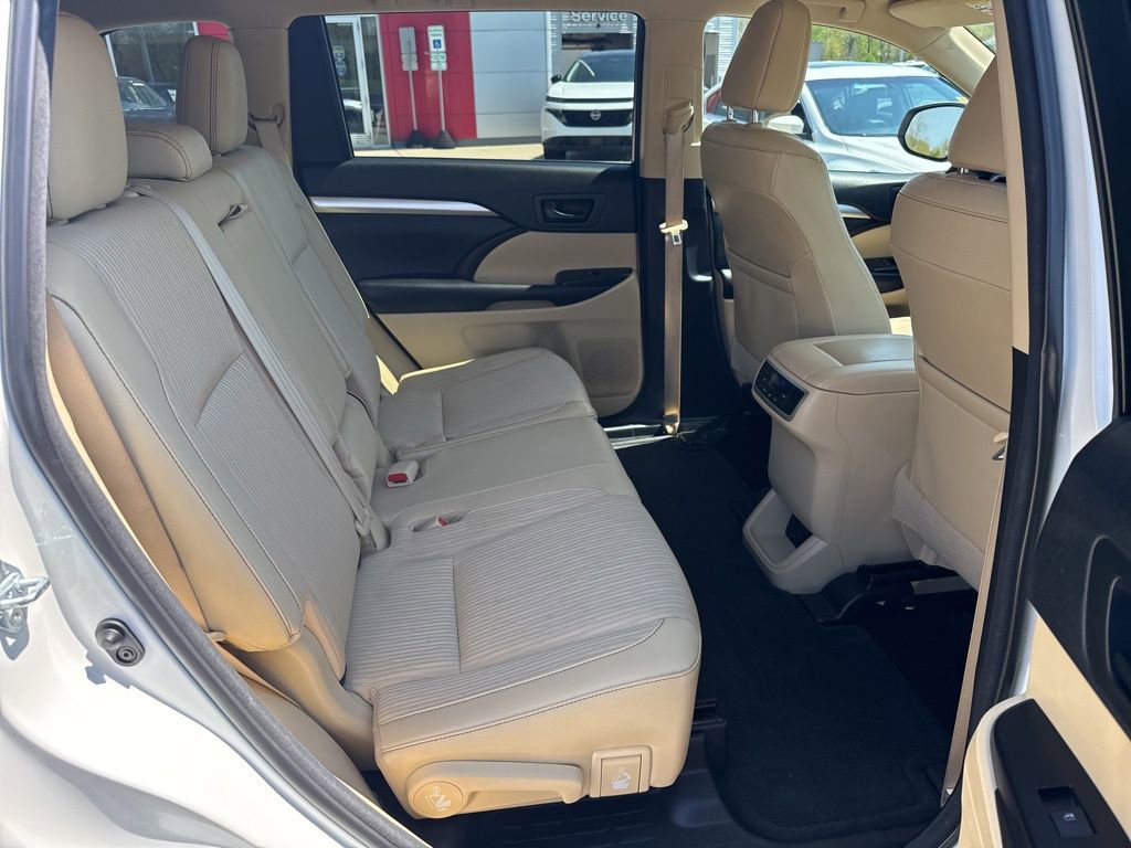 Used 2017 Toyota Highlander Plus AWD/4WD image 24