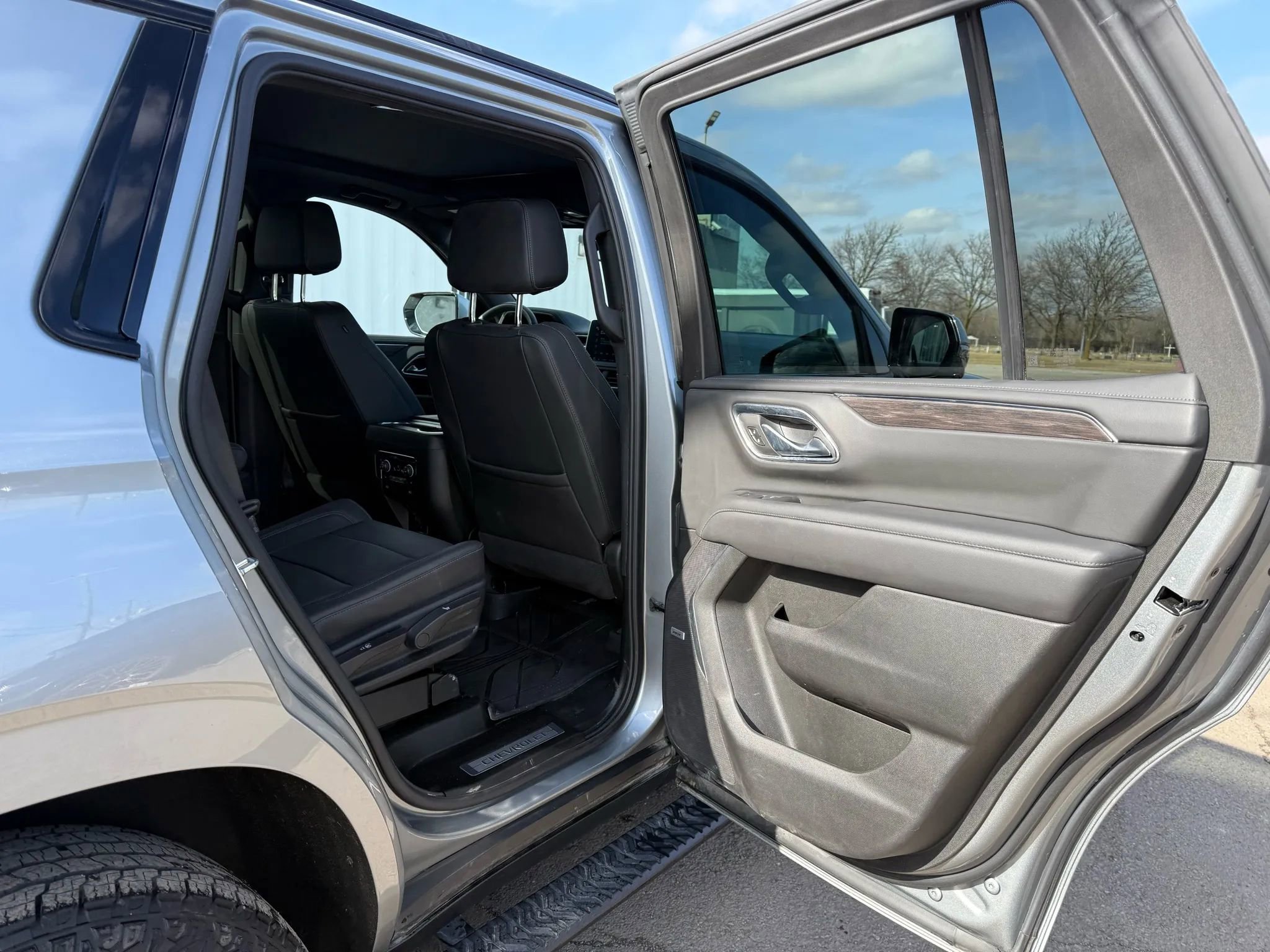 Used 2024 Chevrolet Tahoe Z71 w/ Luxury Package AWD/4WD image 24