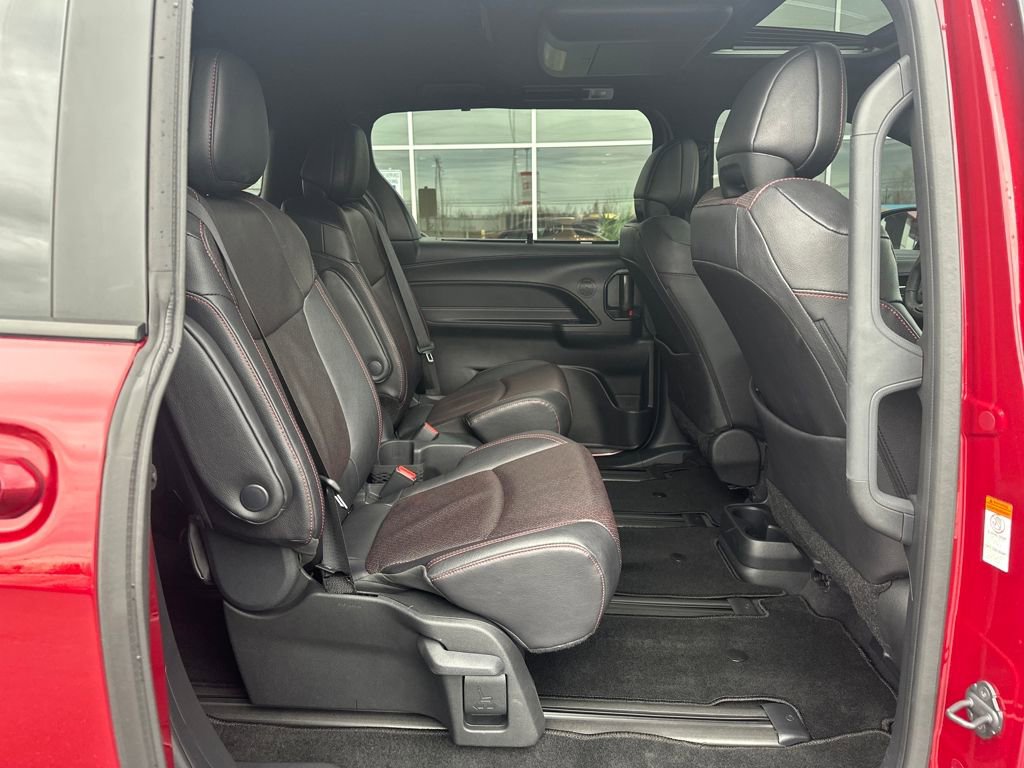 Used 2025 Toyota Sienna XSE w/ XSE Premium Package image 16