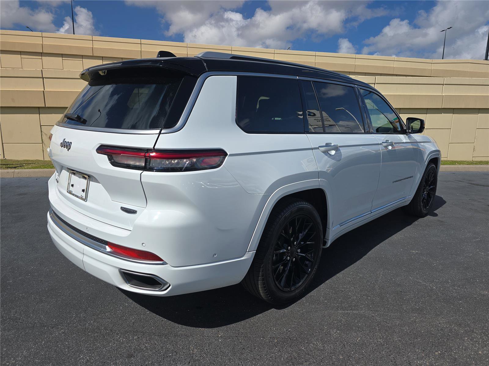 Used 2023 Jeep Grand Cherokee L Summit w/ Advanced Protech Group IV image 3