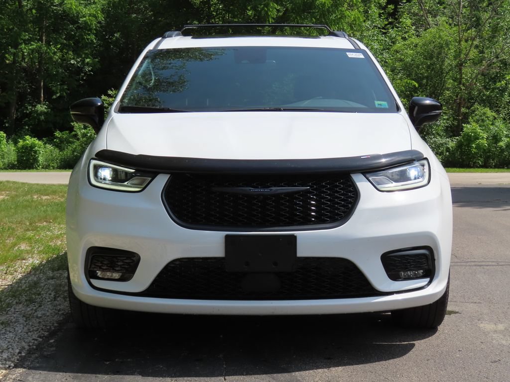Used 2024 Chrysler Pacifica Limited w/ Uconnect Theater Family Group AWD/4WD image 4