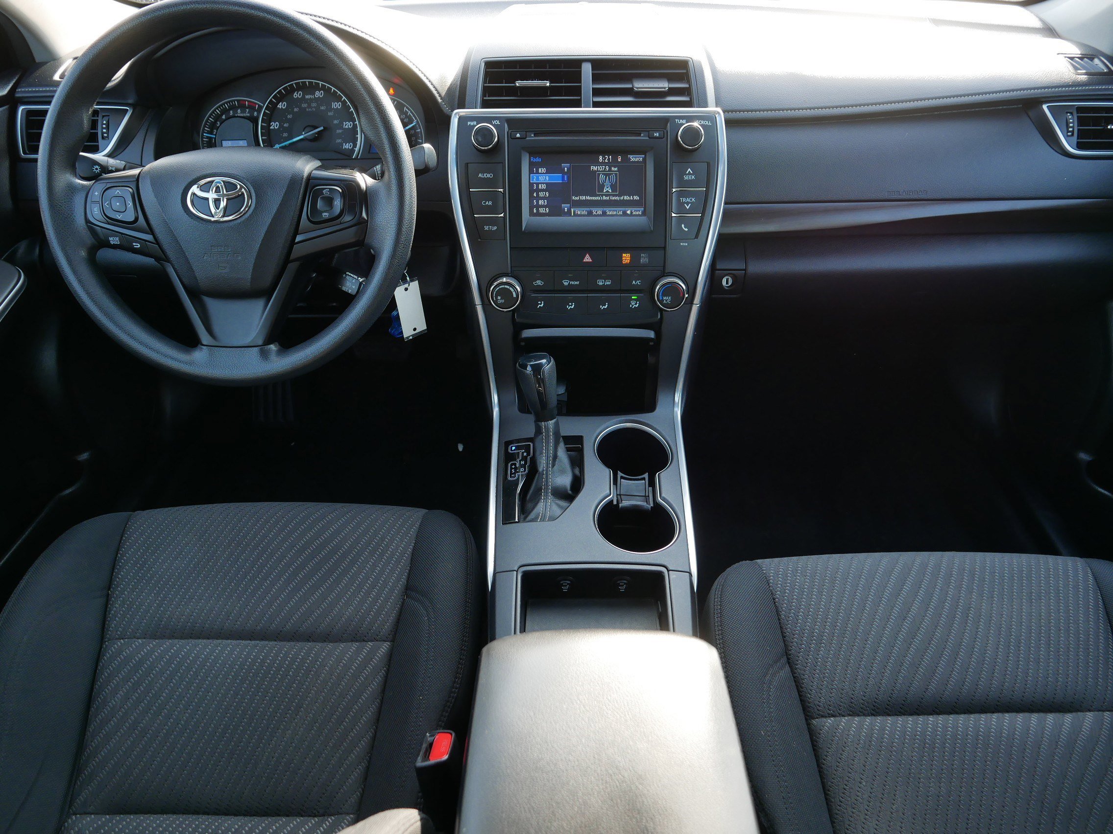 Used 2015 Toyota Camry LE image 10