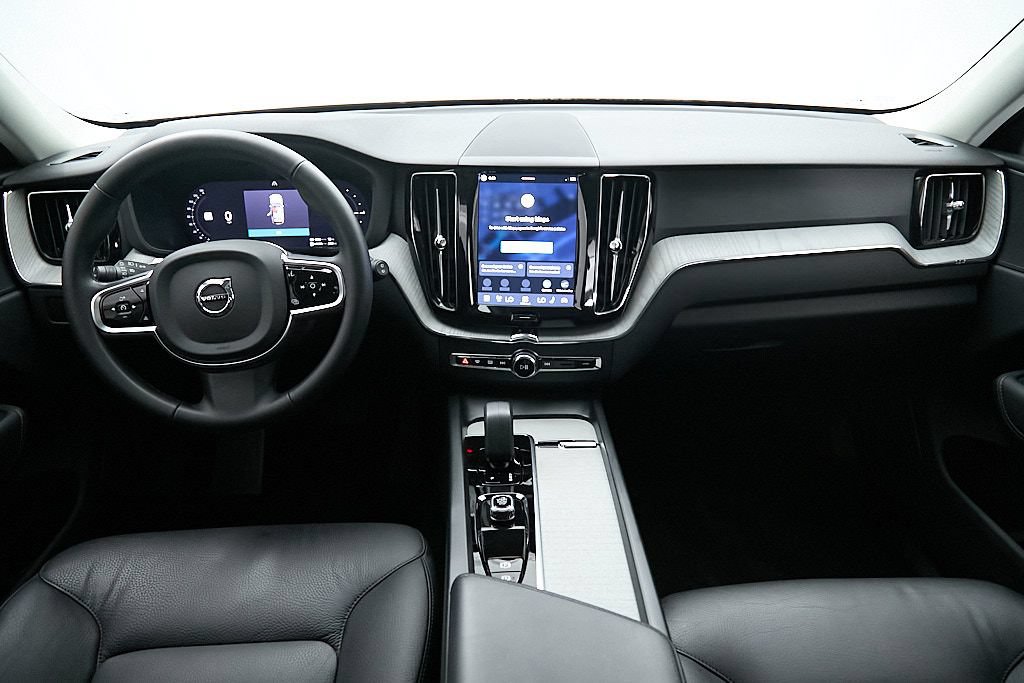 Certified 2025 Volvo XC60 T8 Plus w/ Protection Package Premier AWD/4WD image 23