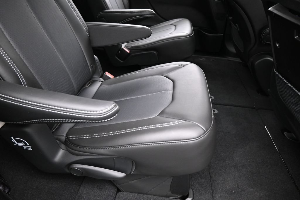 Used 2025 Chrysler Pacifica Select FWD image 34