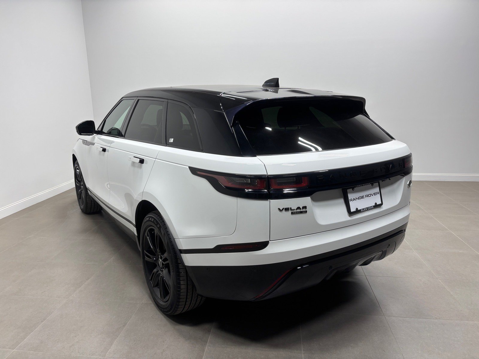 Used 2019 Land Rover Range Rover Velar R-Dynamic SE AWD/4WD image 9