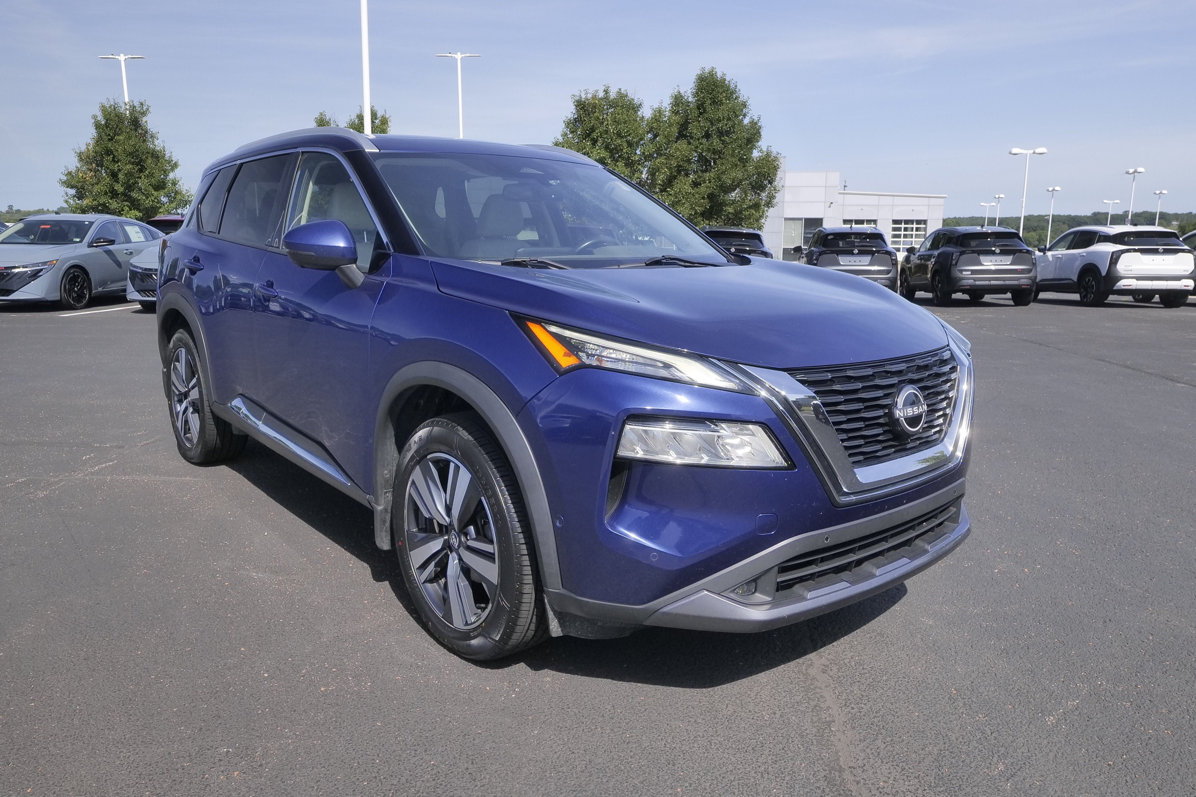Used 2022 Nissan Rogue SL w/ SL Premium Package AWD/4WD image 2