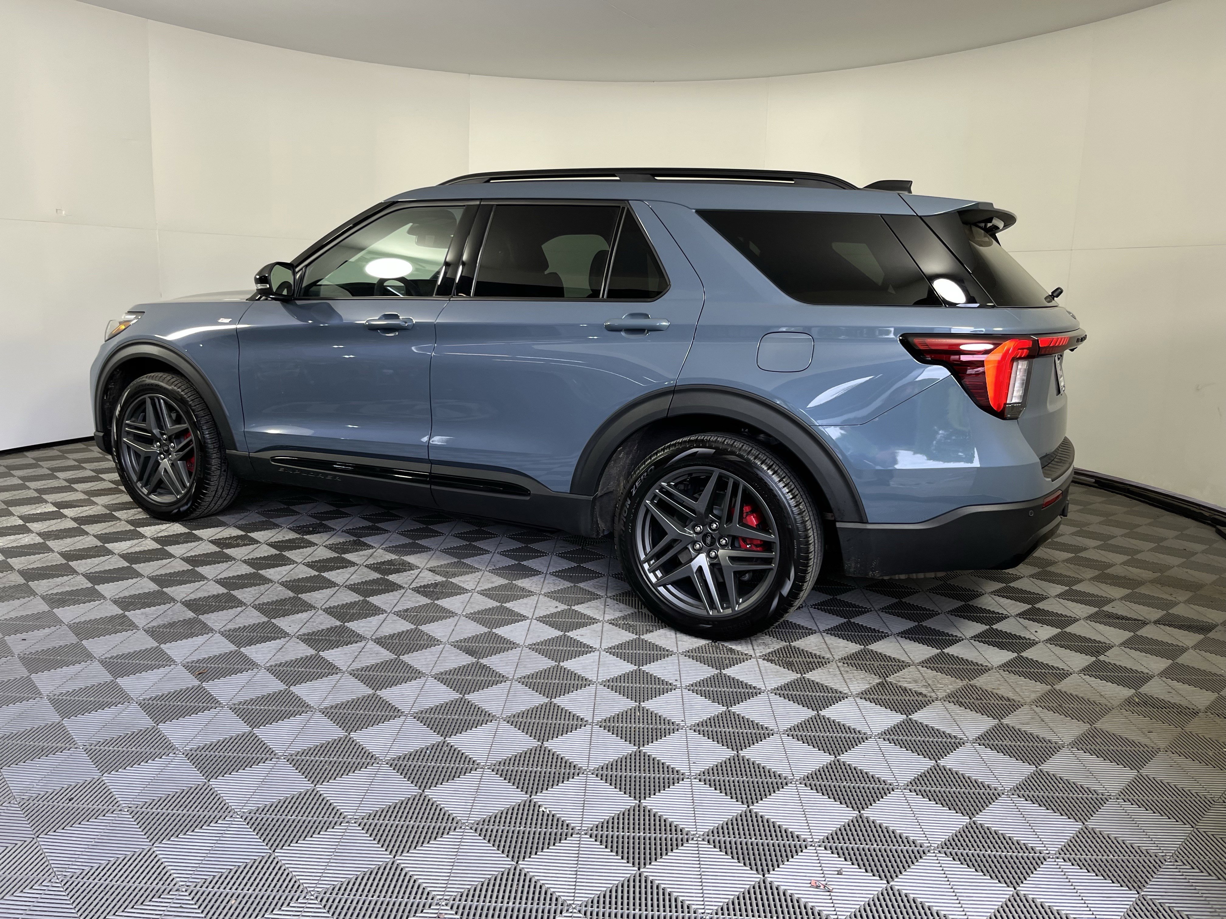 Used 2025 Ford Explorer ST-Line w/ Premium Package image 2