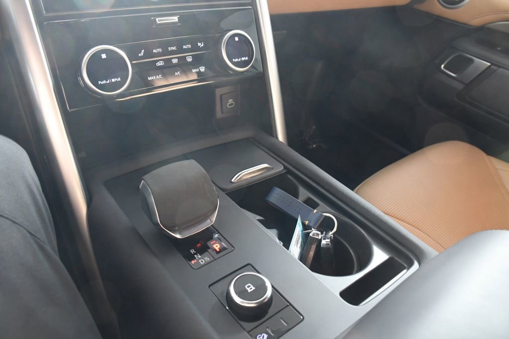 Used 2024 Land Rover Discovery Metropolitan Edition image 32