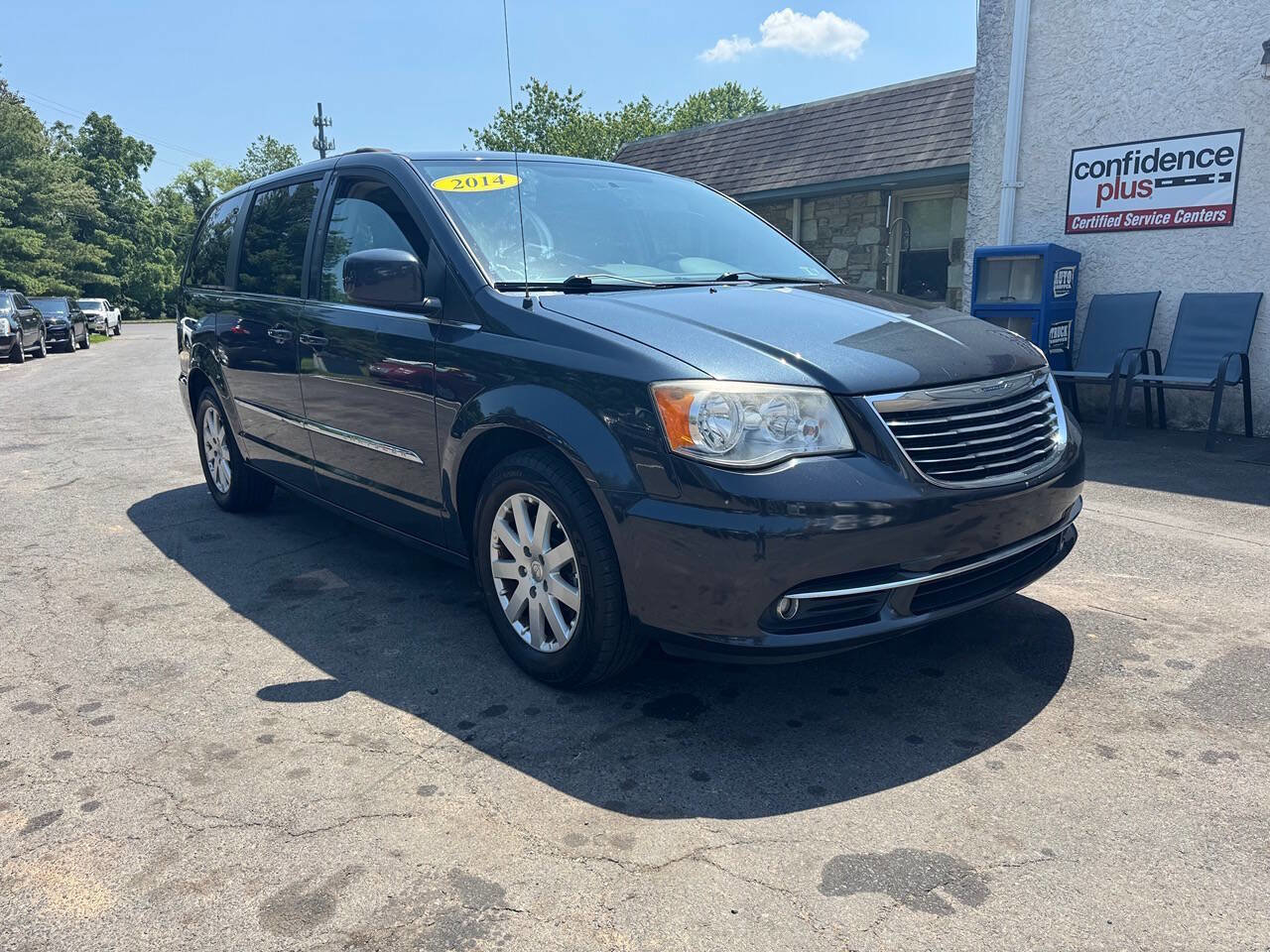 Used 2014 Chrysler Town & Country Touring image 2