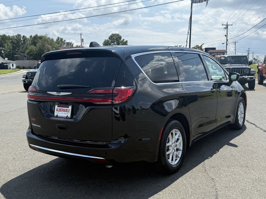 New 2026 Chrysler Pacifica Select image 3