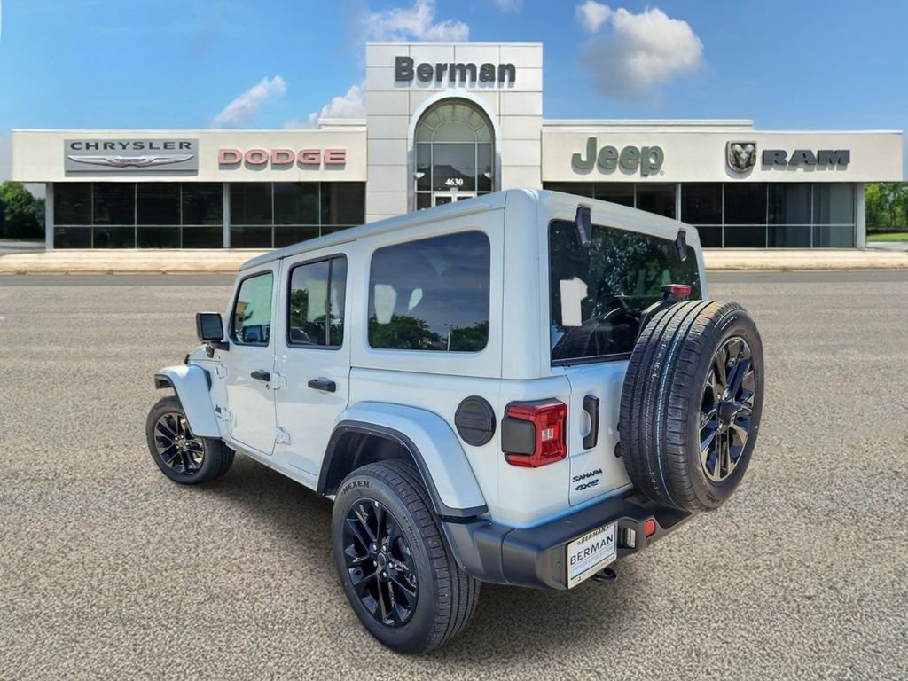 Used 2025 Jeep Wrangler Unlimited Sahara w/ Safety Group AWD/4WD image 8