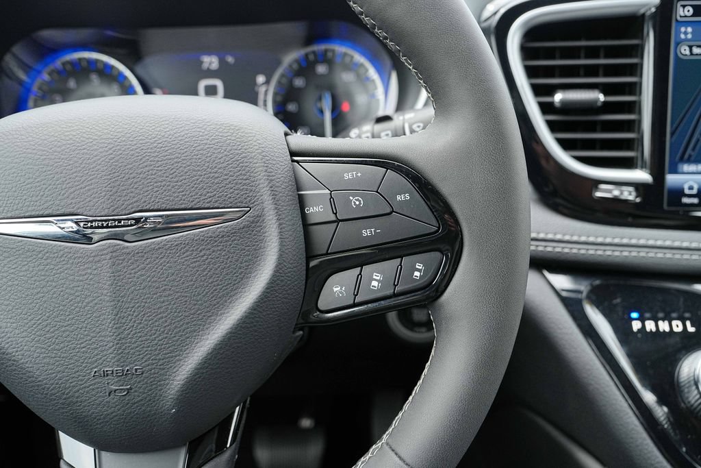 Used 2025 Chrysler Pacifica Limited FWD image 34