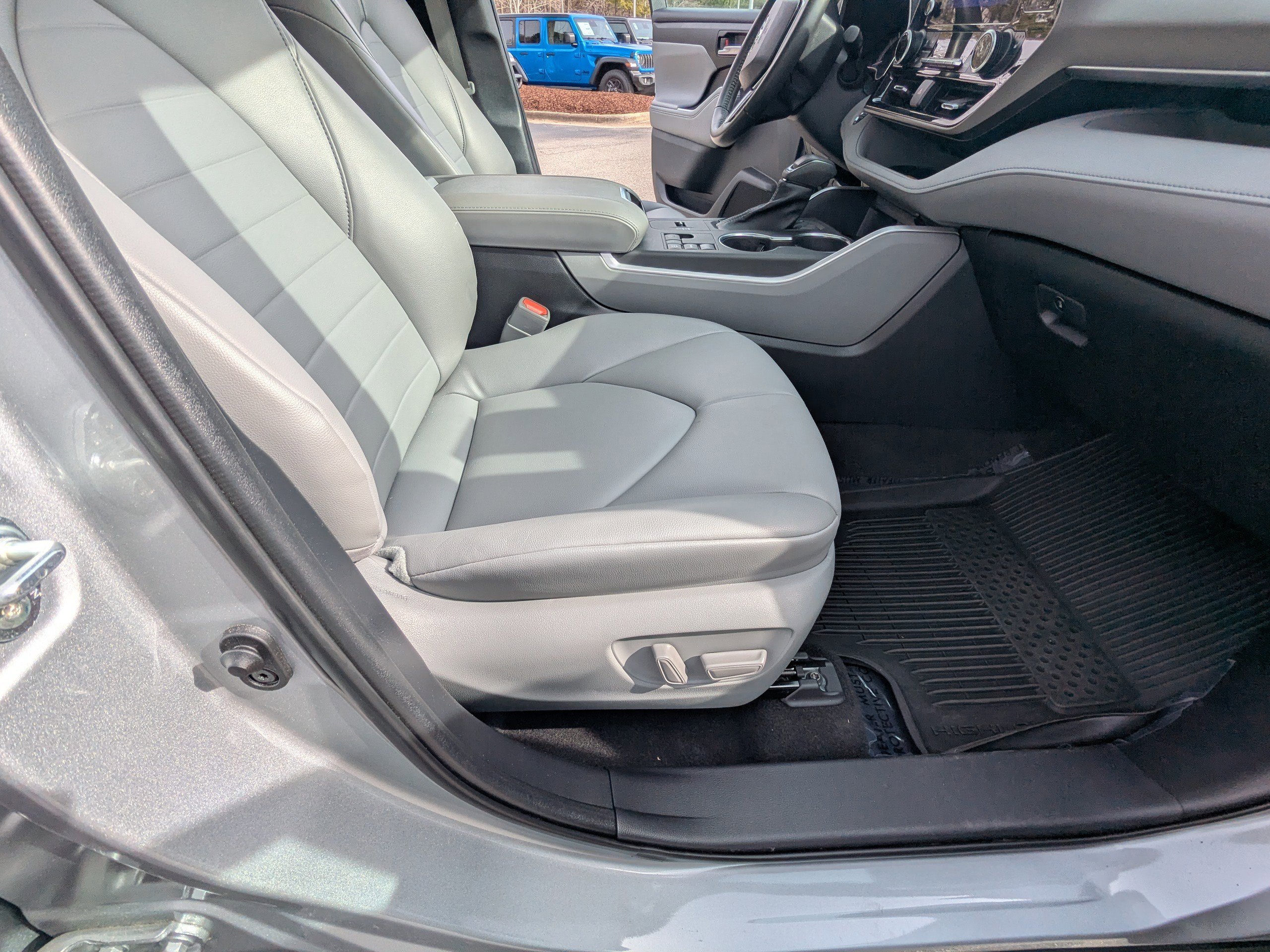 Used 2023 Toyota Highlander XLE image 15