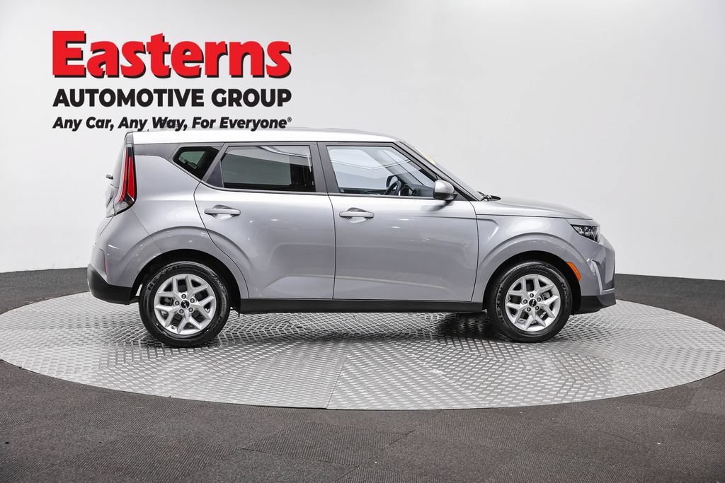 Used 2025 Kia Soul LX w/ LX Technology Package FWD image 4