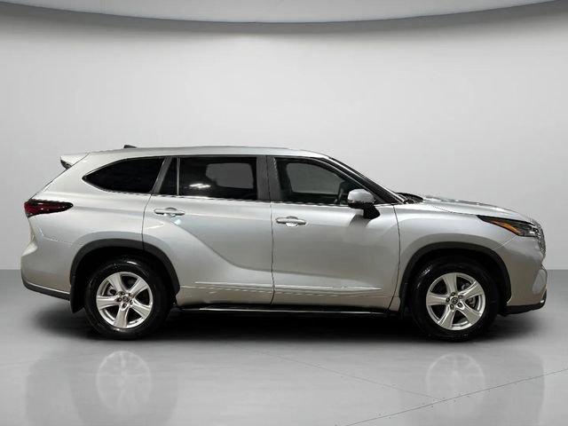 Used 2024 Toyota Highlander LE image 2