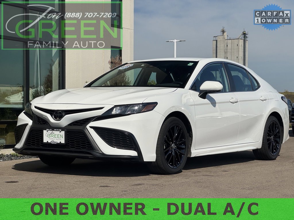 Used 2024 Toyota Camry SE image 1