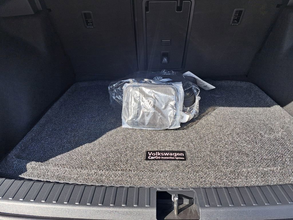 Used 2025 Volkswagen Taos SEL image 25