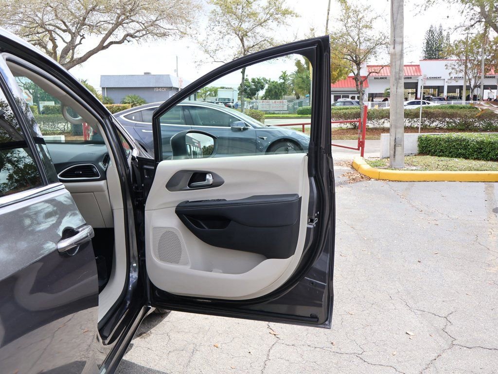 Used 2023 Chrysler Pacifica Touring-L FWD image 24