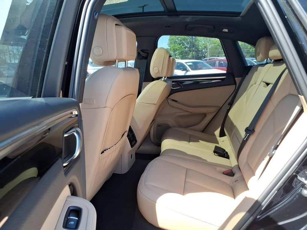 Used 2025 Porsche Macan AWD/4WD image 11