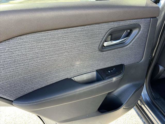 Used 2023 Nissan Rogue SV image 11