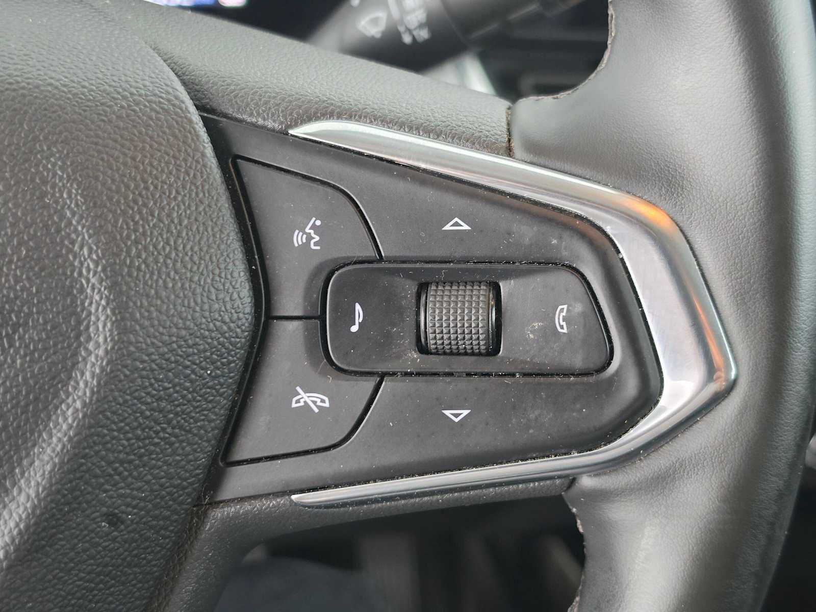 Used 2025 Chevrolet Trax LT w/ Driver Confidence Package FWD image 28