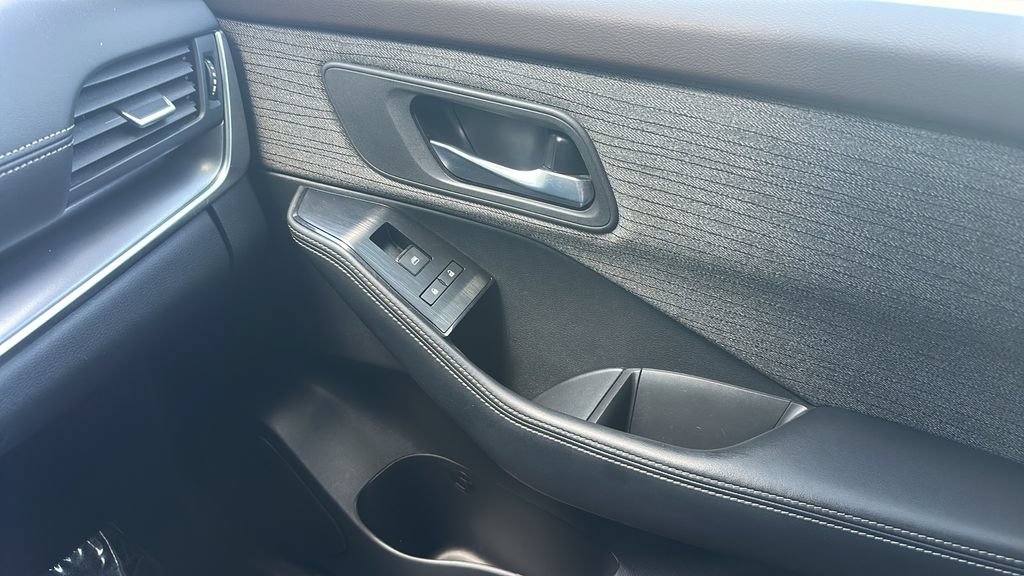 Used 2023 Nissan Rogue SV FWD image 15