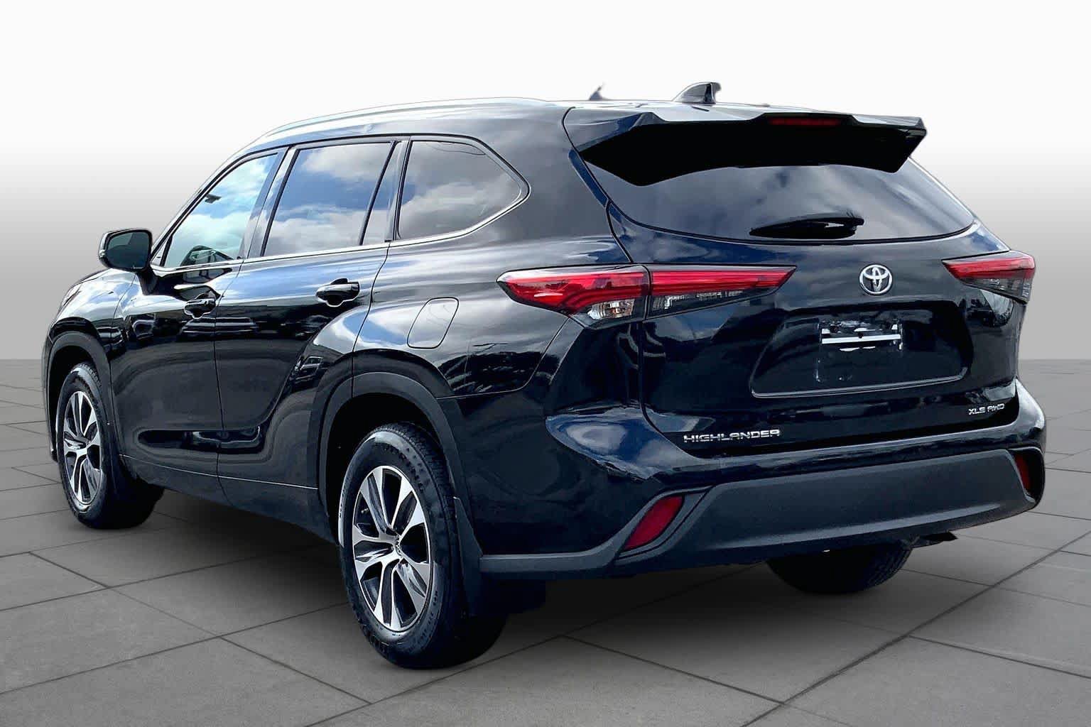 Used 2020 Toyota Highlander XLE AWD/4WD image 12