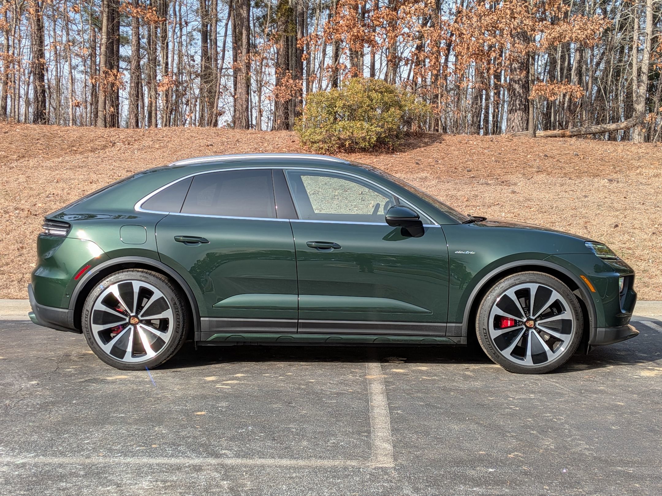 Certified 2025 Porsche Macan 4S Electric AWD/4WD image 32