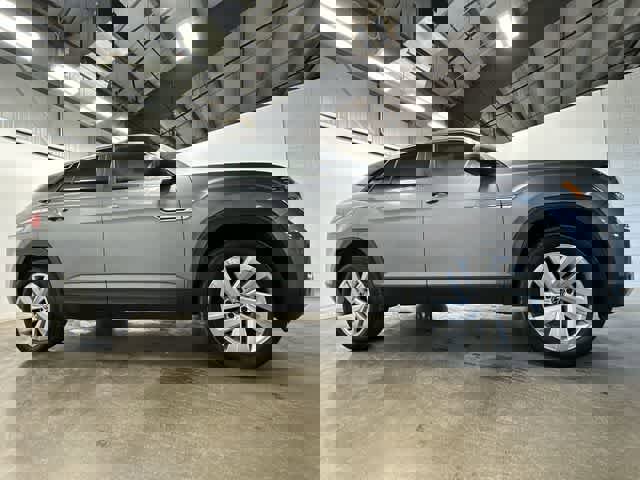 Used 2023 Volkswagen Atlas Cross Sport SE w/ Panoramic Sunroof Package image 3