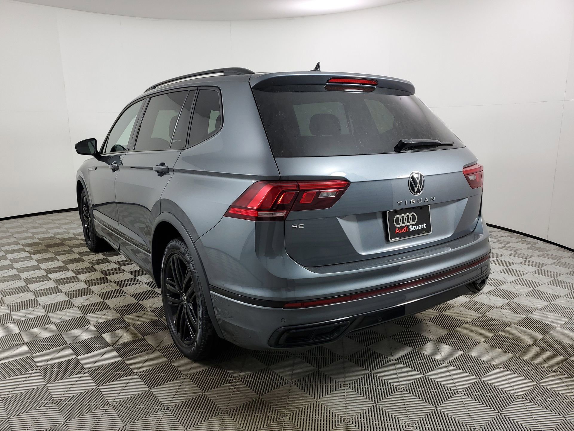 Used 2022 Volkswagen Tiguan SE R-Line image 8