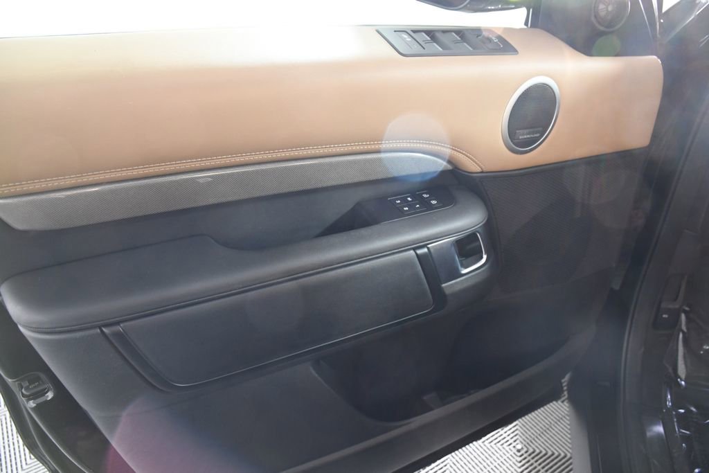 Used 2024 Land Rover Discovery Metropolitan Edition image 14