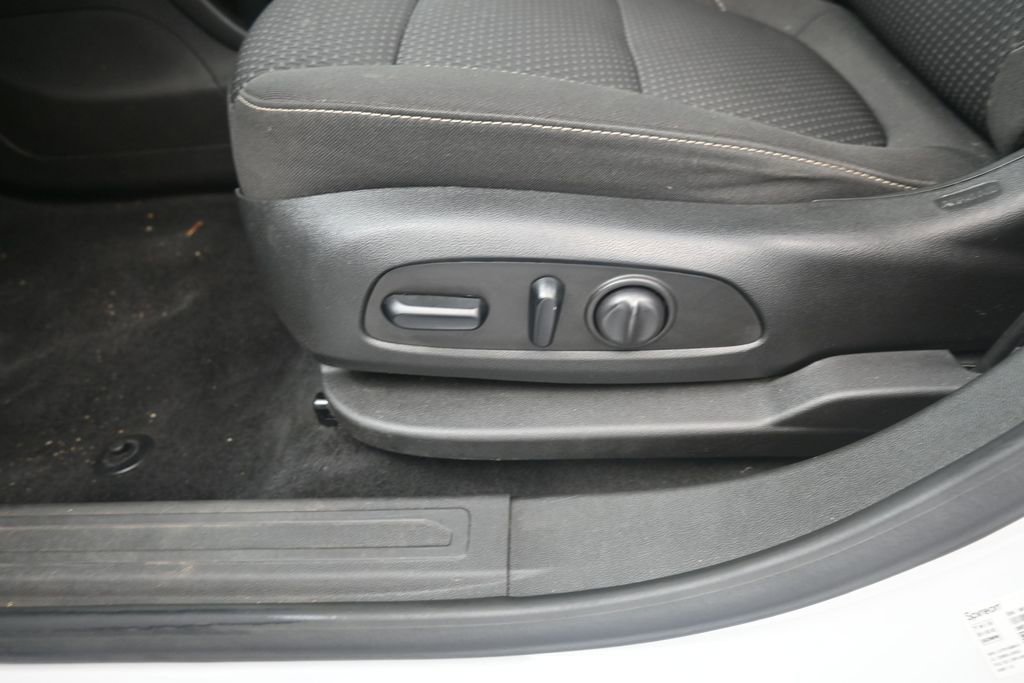 Used 2023 GMC Acadia SLE w/ Driver Convenience Package FWD image 17