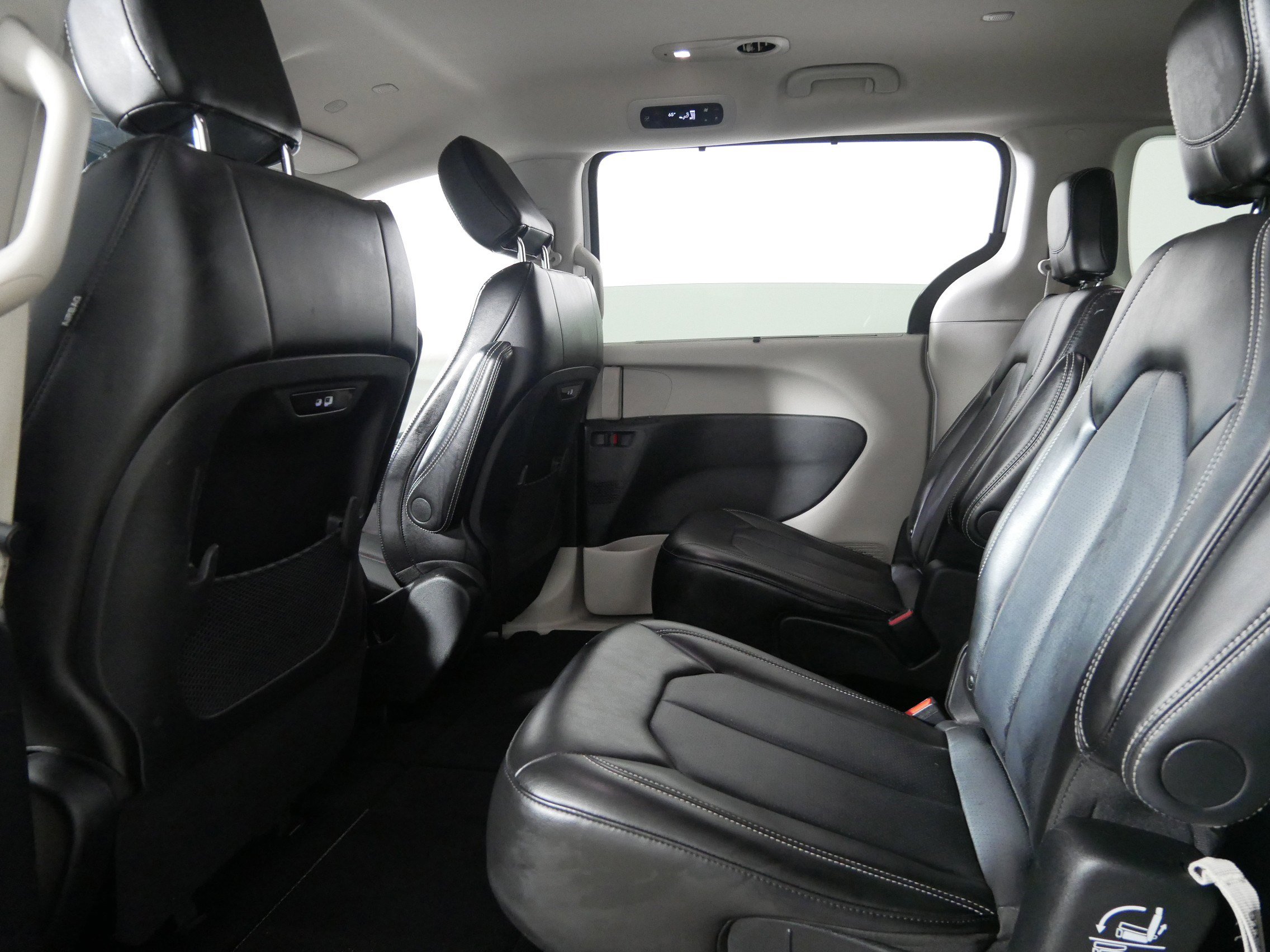 Used 2024 Chrysler Pacifica Touring-L image 32
