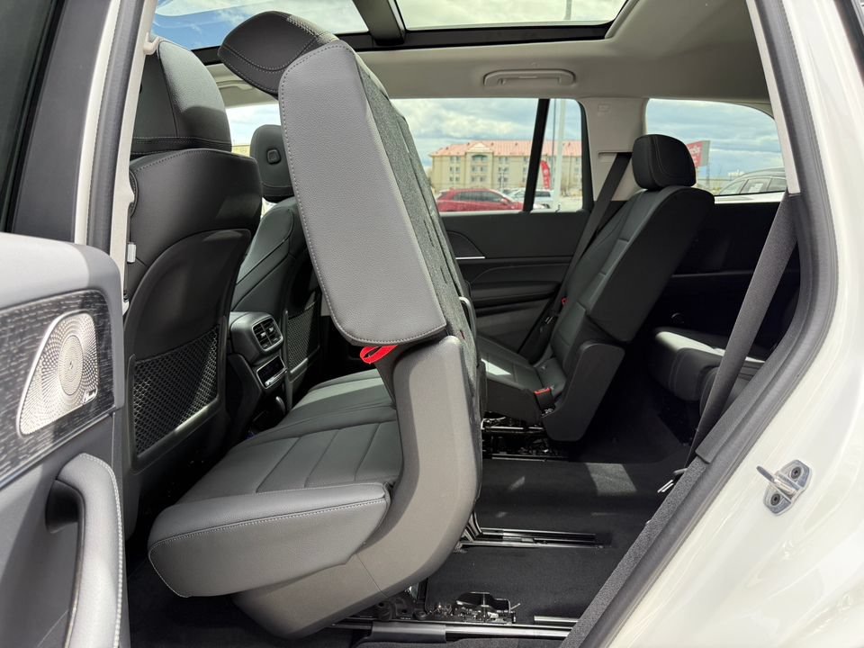 Used 2025 Mercedes-Benz GLS 450 4MATIC image 5