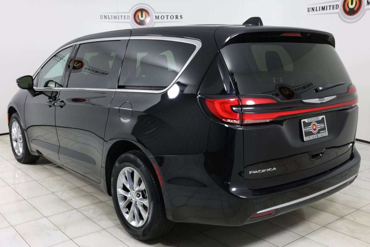 Used 2024 Chrysler Pacifica Touring-L image 4