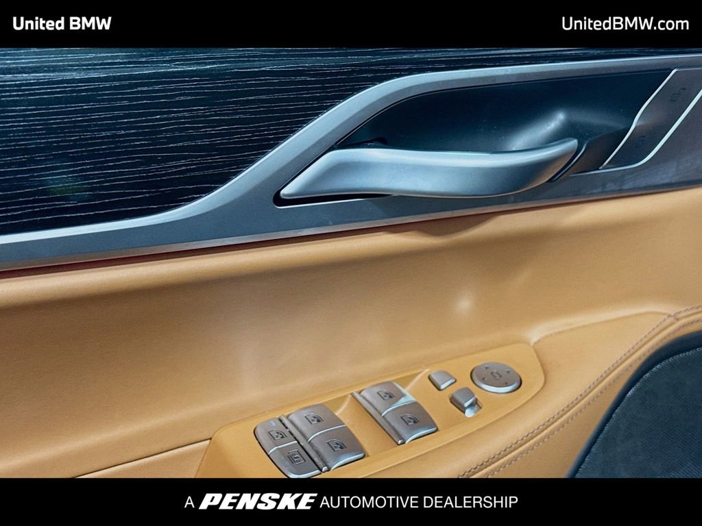 Used 2022 BMW 740i w/ M Sport Package image 3